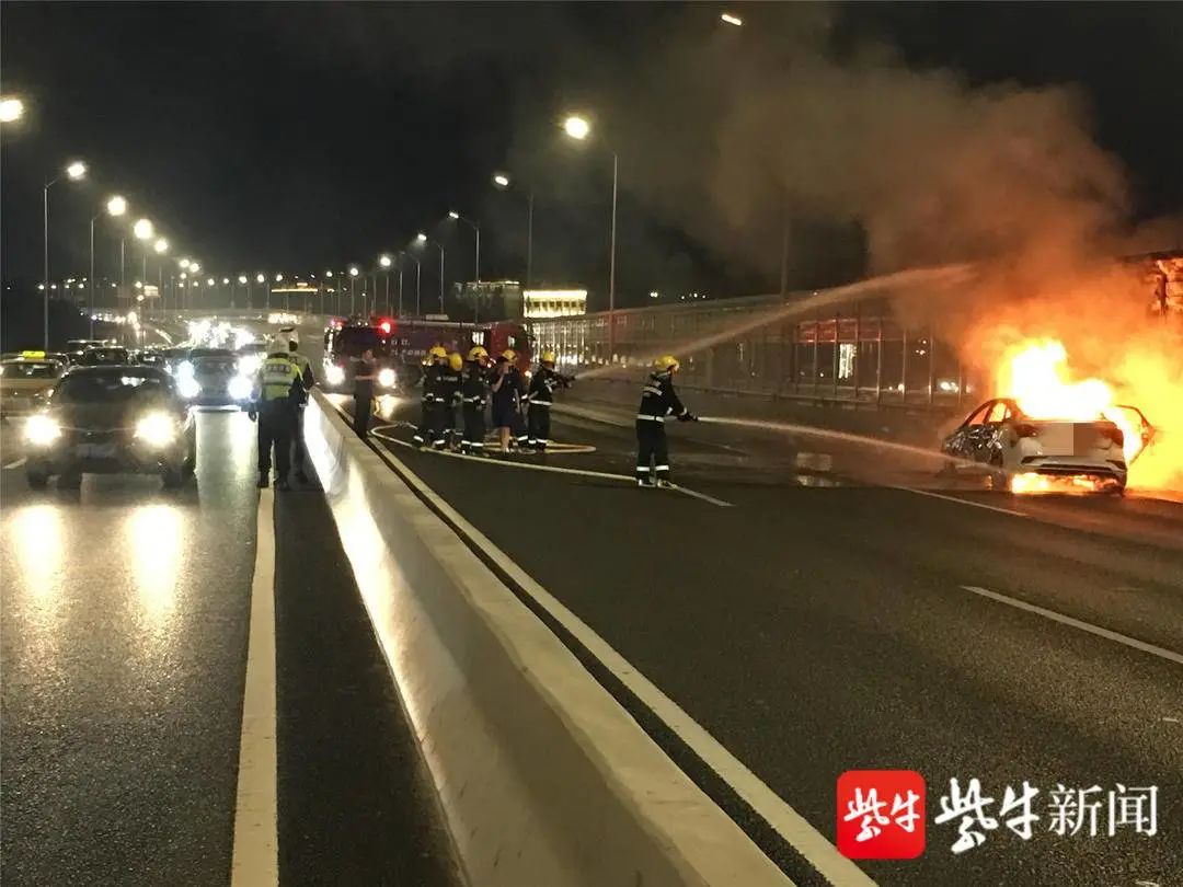 火舌蹿了数米高，南京应天高架上车辆突发自燃