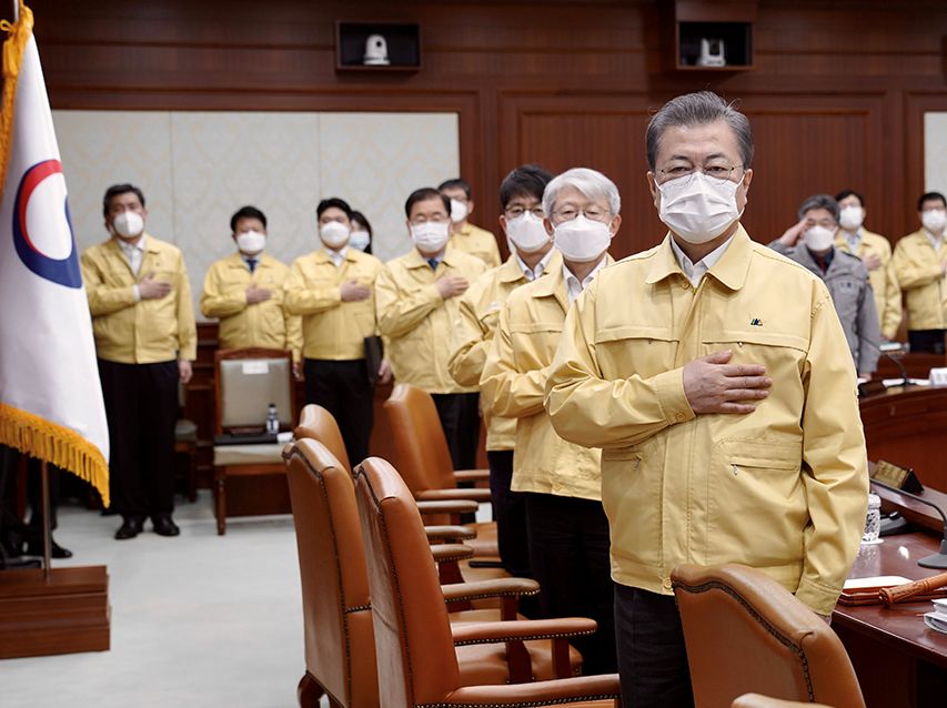 文在寅称“进入战争” ，韩国抗疫为何这么难？